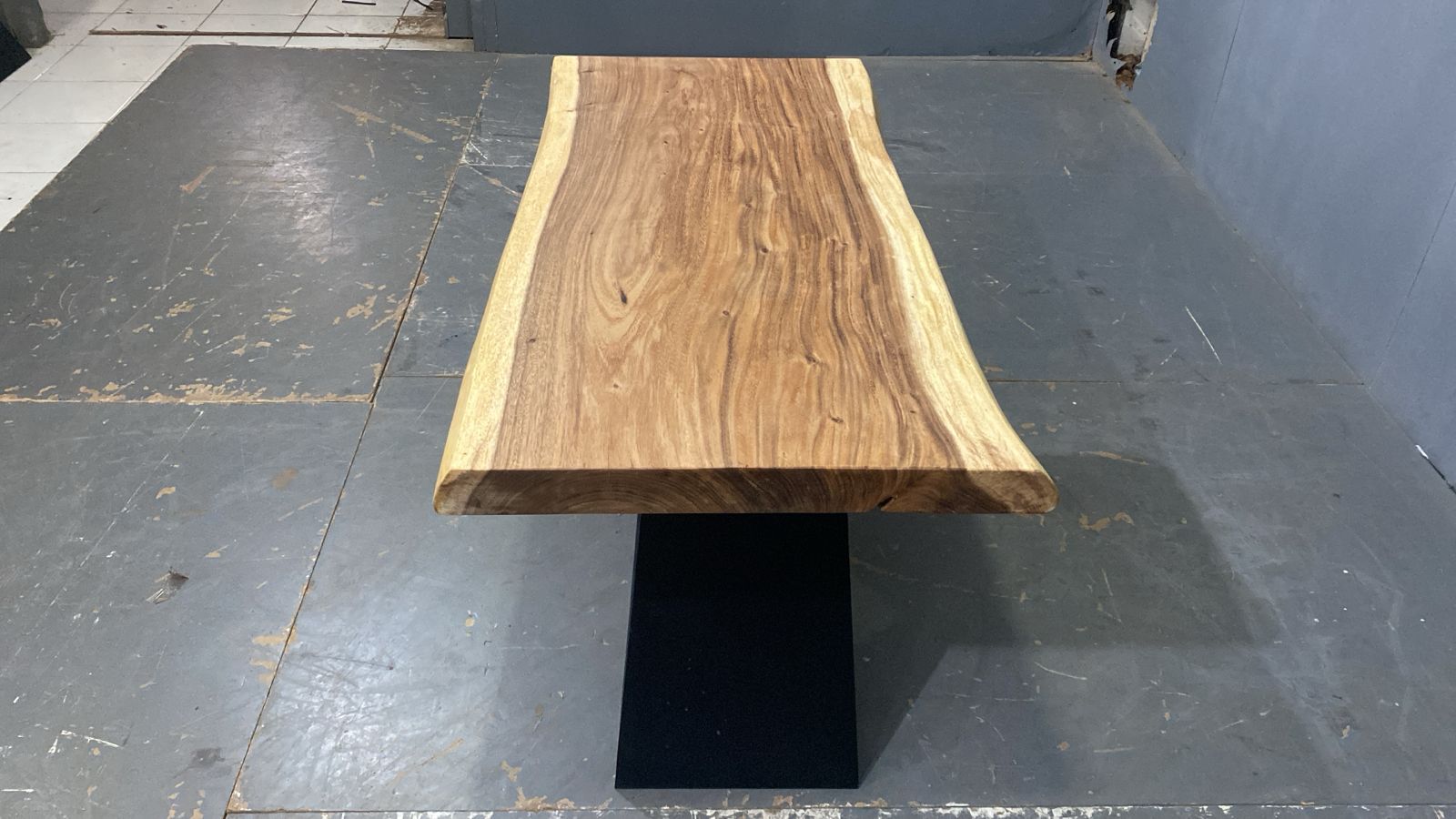 LIVE EDGE TABLES