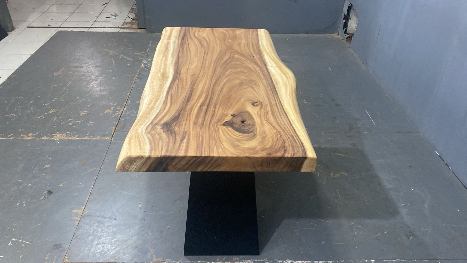 LIVE EDGE TABLES