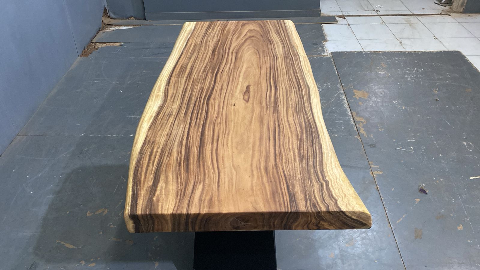 LIVE EDGE TABLES