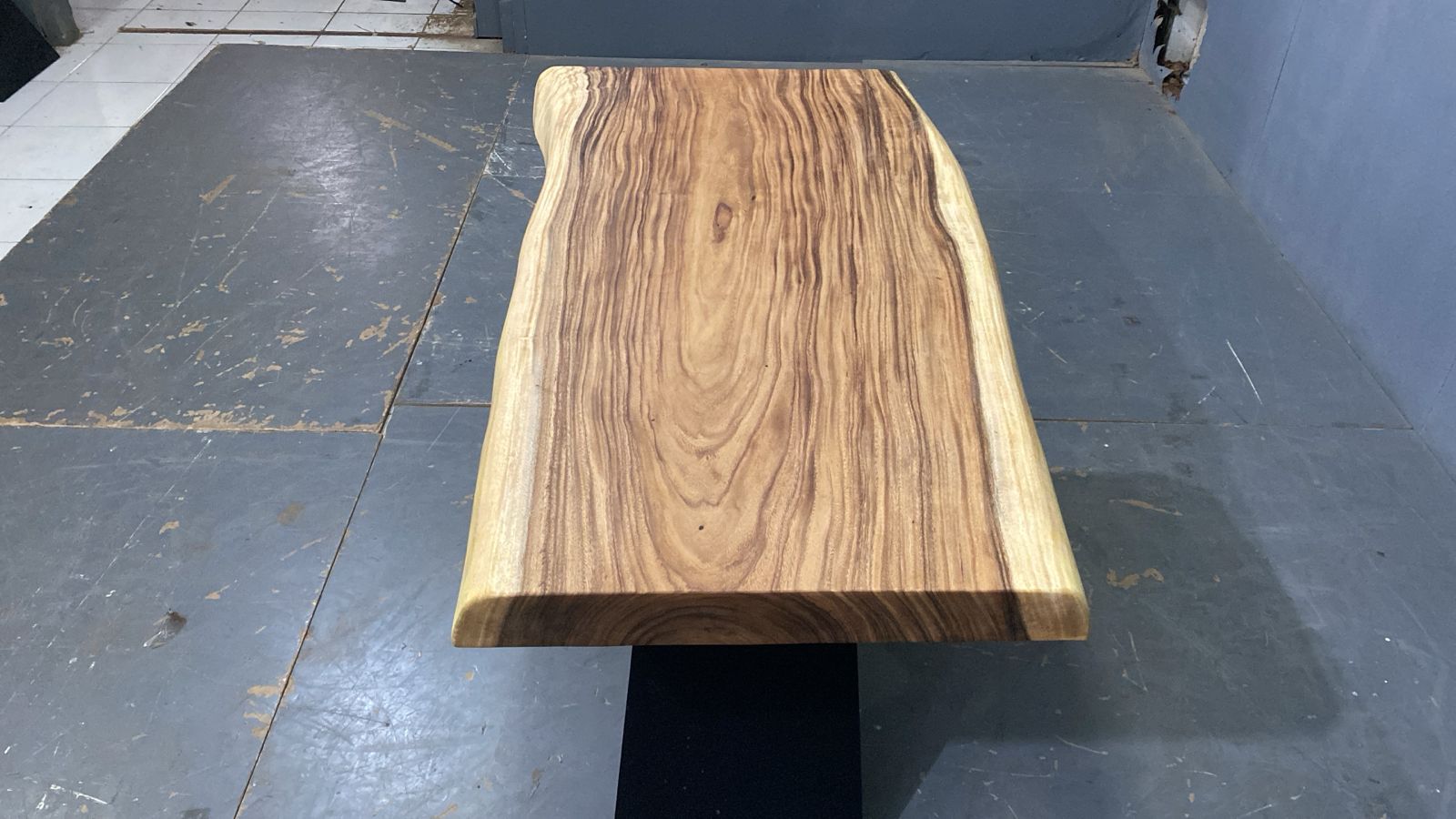 LIVE EDGE TABLES