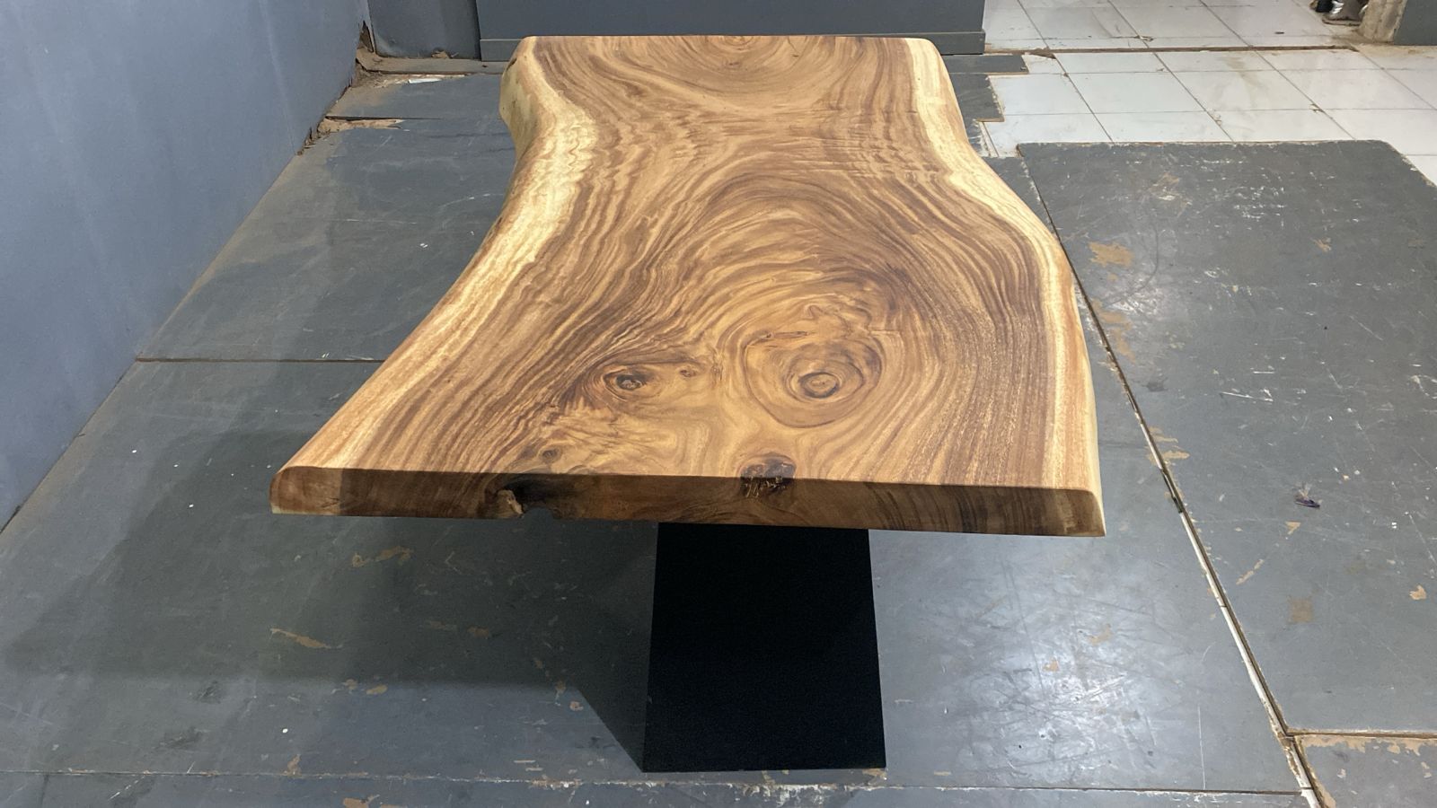LIVE EDGE TABLES