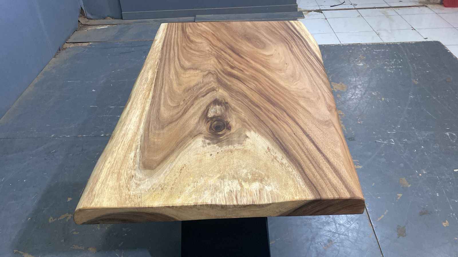LIVE EDGE TABLES